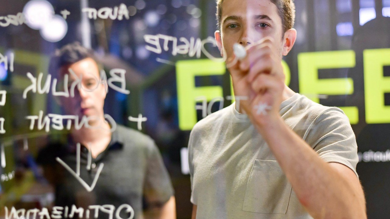 Communication digitale & réseaux sociaux — HKF STAFF