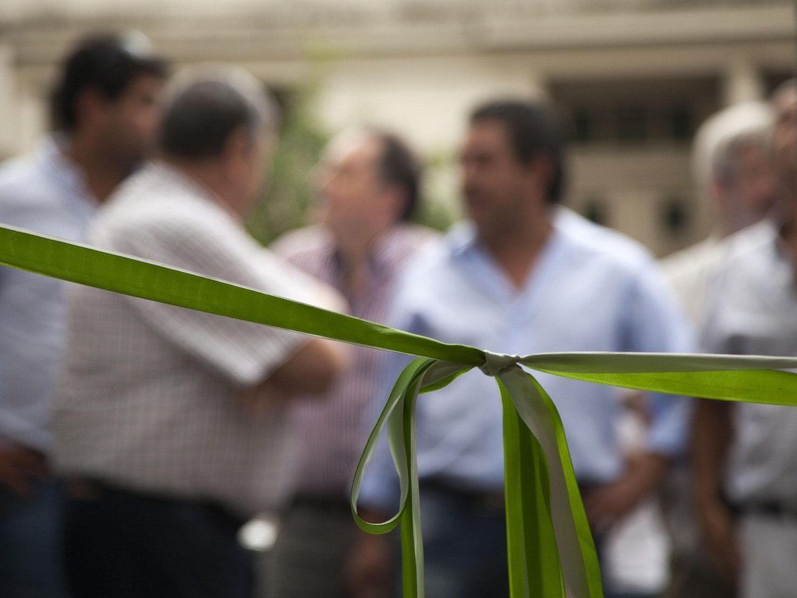 Participants Ã©changeant pendant une cÃ©rÃ©monie d'entreprise.