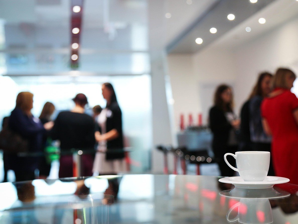 Vue complÃ©mentaire des installations pendant une rencontre professionnelle.