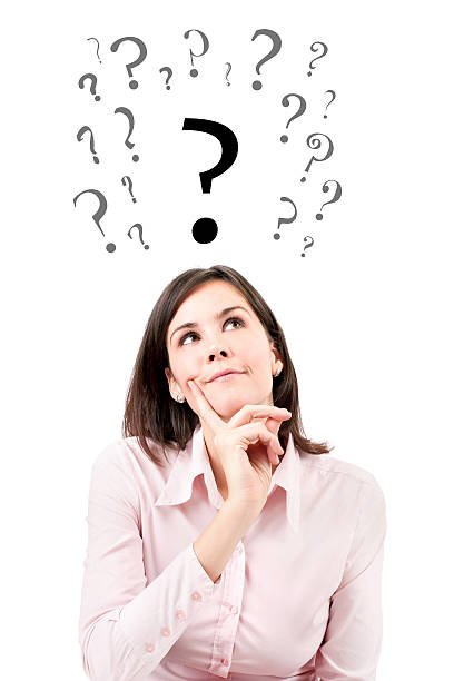 Professionnelle rÃ©flÃ©chissant Ã&nbsp; une question de travail.
