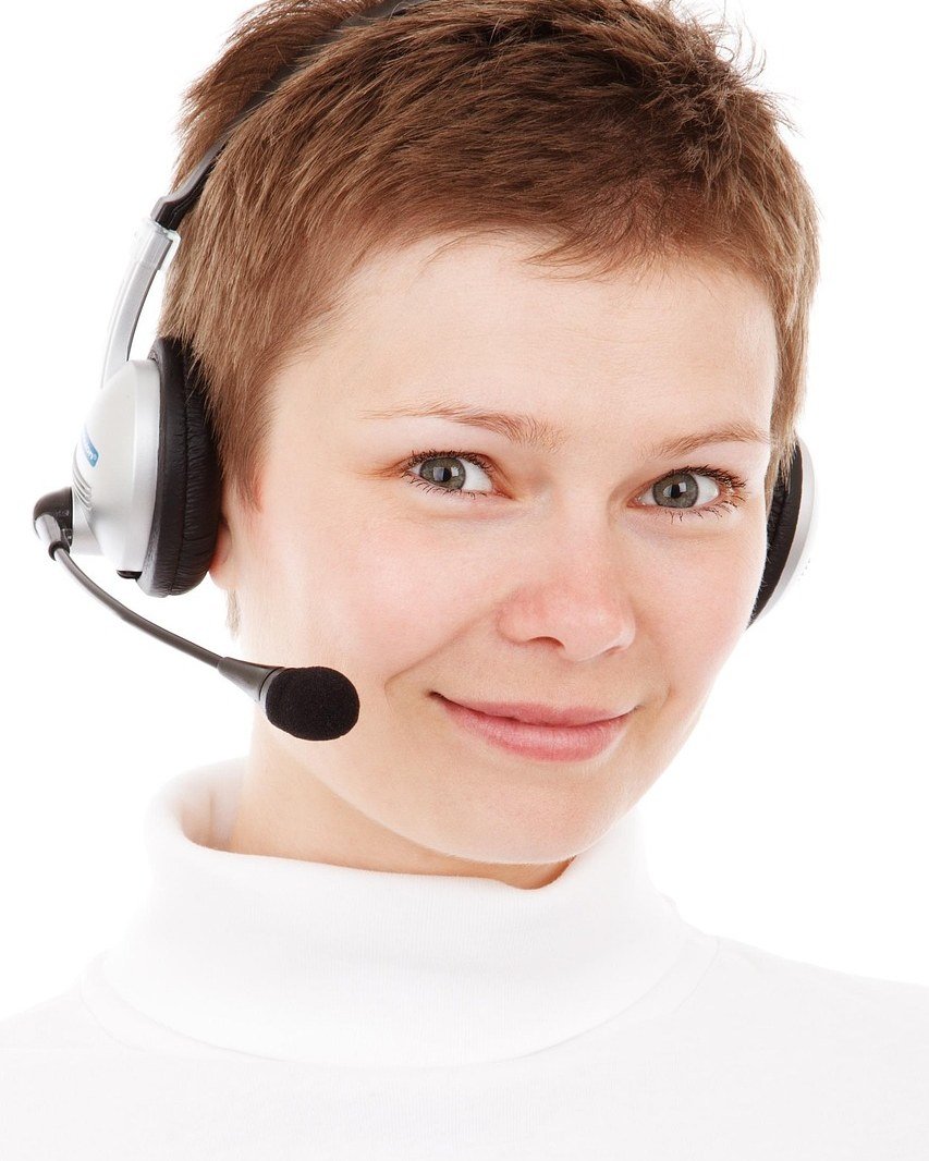 ConseillÃ¨re accompagnant un client dans un bureau professionnel.