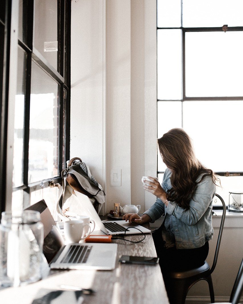 Collègues africains collaborant dans un espace de travail lumineux.